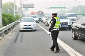 女子高速倒车超速，交警施救求留一分