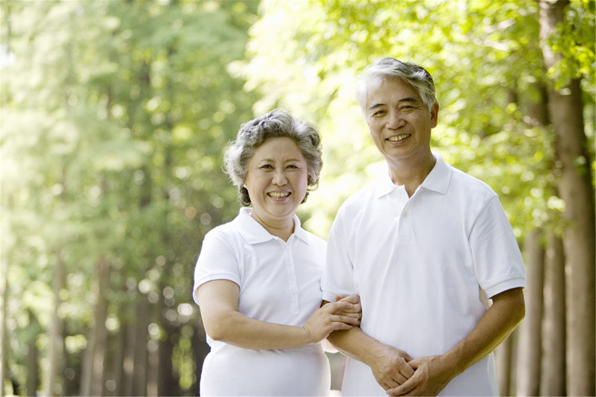 家庭风波与个人选择，如何化解老人恋爱中的家庭矛盾与尊重女友权益？