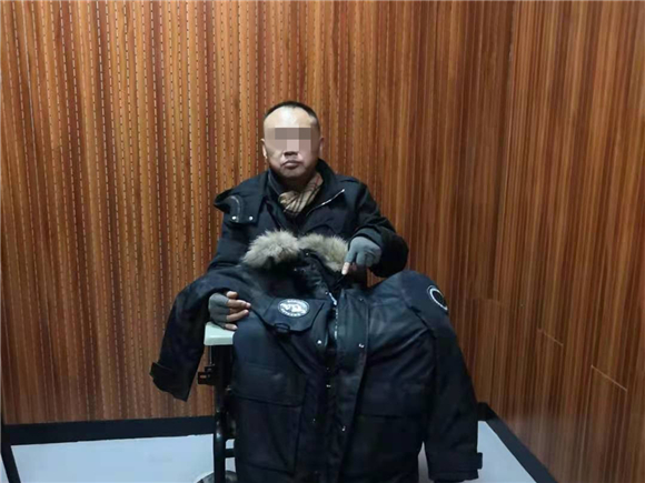 民警羽绒服遮挡手铐，执法智慧与人性化关怀的体现